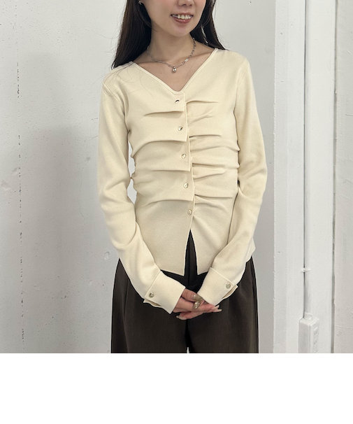 タックボタンニットプルオーバー