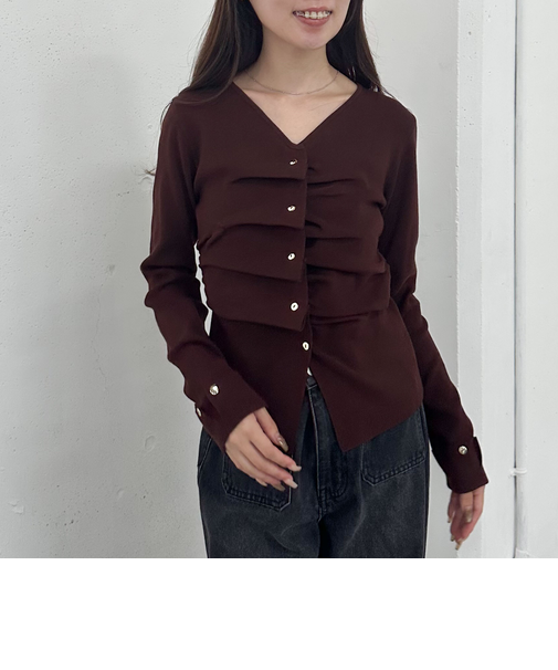 タックボタンニットプルオーバー