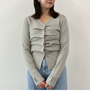 タックボタンニットプルオーバー