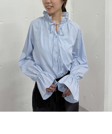 フリルカラーブラウス