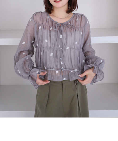 花柄刺繍ギャザーブラウス｜アルシーヴの通販｜&mall（アンドモール