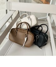 チャーム付きスクエアボストンバッグ