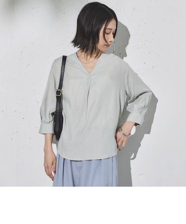 ウォッシャブルリネンライクＶ開きタックブラウス