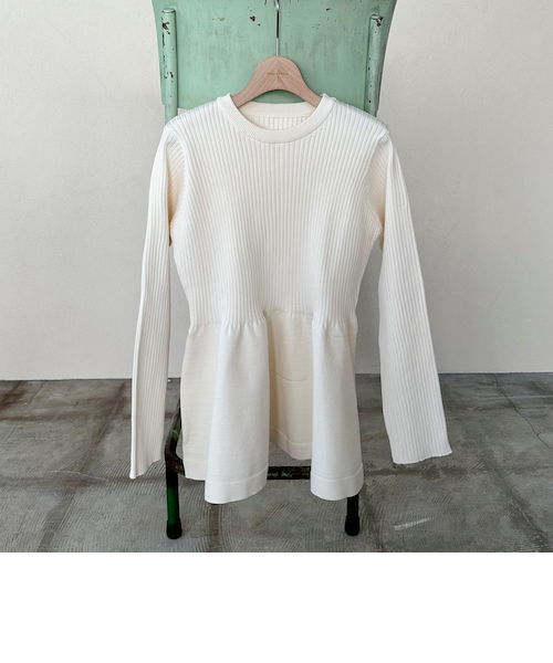 【美品】異素材ペプラムニットプルオーバー オフホワイト 大人可愛い【ペプラムニット】を指名買い！ 体型カバーしつつ美脚見せ