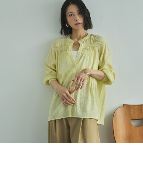 シャーリングバンドカラーブラウス