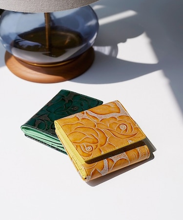 【TREASURE TOPKAPI】ローズエンボス ツヤ レザー 二つ折り財布