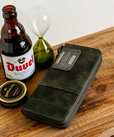 DEVICE MAD ミリタリー ラウンド ファスナー 長財布 メタル 型押し プレート ウォレット