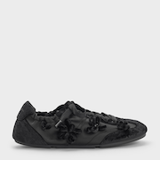 サテン&ベルベット フラワーエンベリシュッドルーシュドスニーカー