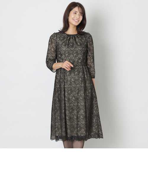 美品TOBECHICトゥービーシック花レース刺繍軽量中綿ノーカラージャケット40 ホワイト系｜ジャケット｜TO BE CHIC(トゥー ビー シック)｜阪急