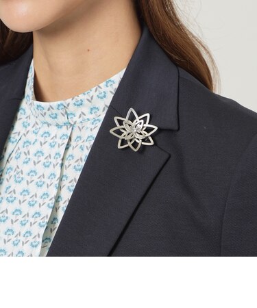 レーザーカットフラワーブローチ