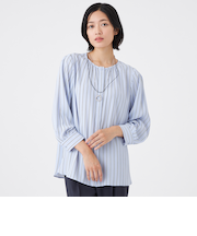 【ウォッシャブル】バックサテンストライプブラウス