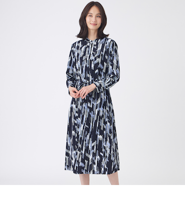 【ウォッシャブル】パウダーデシン幾何プリントワンピース