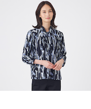 【ウォッシャブル】パウダーデシン幾何プリントブラウス