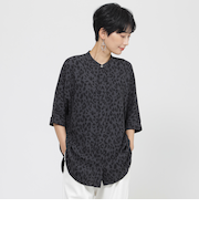 【吸水速乾】【ウォッシャブル】パンサープリントバックサテンジョーゼットブラウス