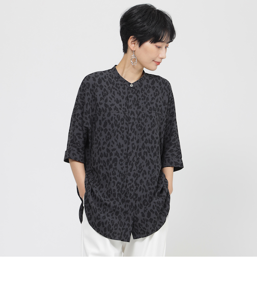 【吸水速乾】【ウォッシャブル】パンサープリントバックサテンジョーゼットブラウス