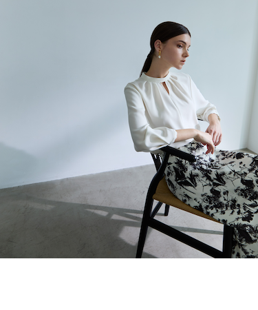 ストレッチバックサテン スタンドカラーブラウス