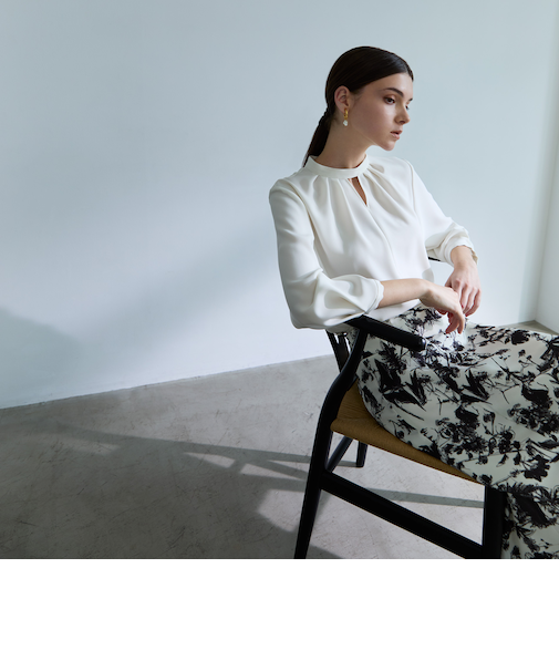 ストレッチバックサテン スタンドカラーブラウス