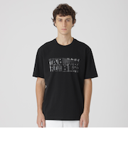 【一部店舗限定】ジオメトリックロゴグラフィックTシャツ