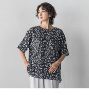 幾何柄ブラウス