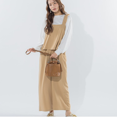 【肩フリルが女っぽ】フリルサロペットパンツ《洗濯機で洗える》