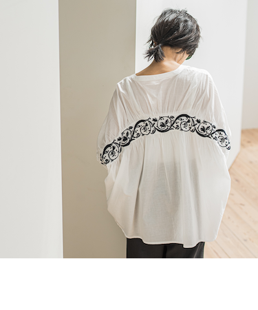 キャンブリックバックギャザー刺繍ブラウス≪手洗い可能≫