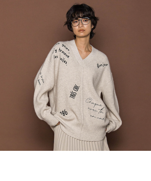 メッセージ刺繍Vネックニットプルオーバー≪手洗い可能≫