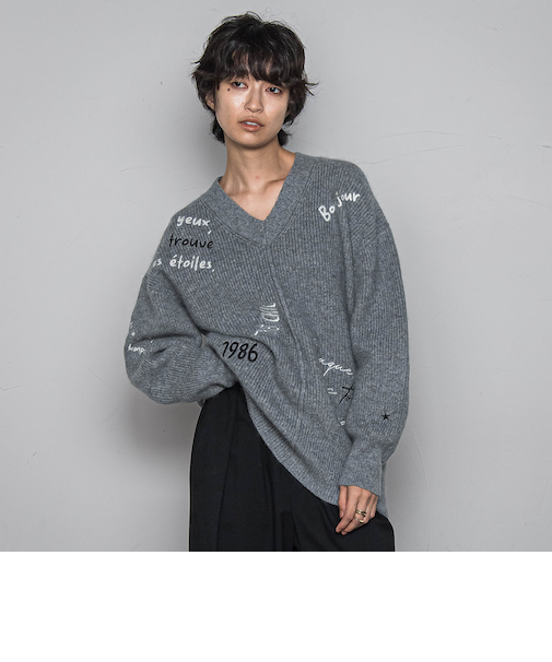 メッセージ刺繍Vネックニットプルオーバー≪手洗い可能≫