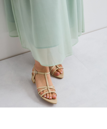 Tストラップサンダル