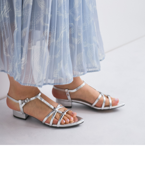 Tストラップサンダル