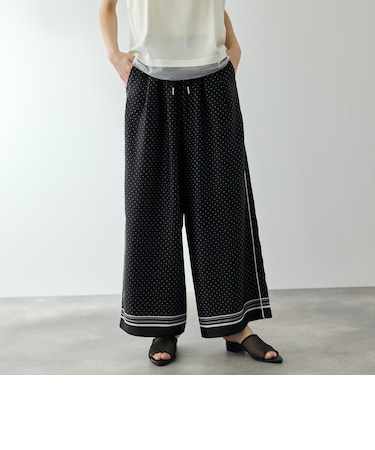 パウダーサテンパネルプリントワイドパンツ