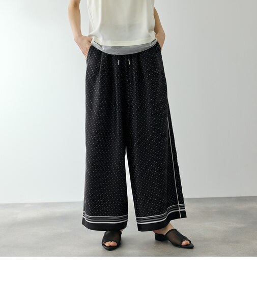パウダーサテンパネルプリントワイドパンツ