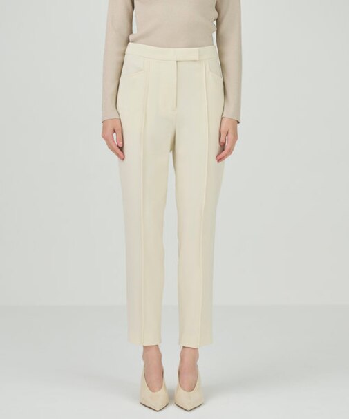 スリムテーパーパンツ