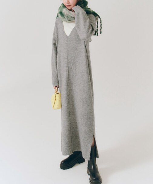 深Vネックニットワンピース