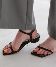 スクエアトゥナローサンダル