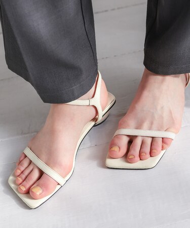 スクエアトゥナローサンダル