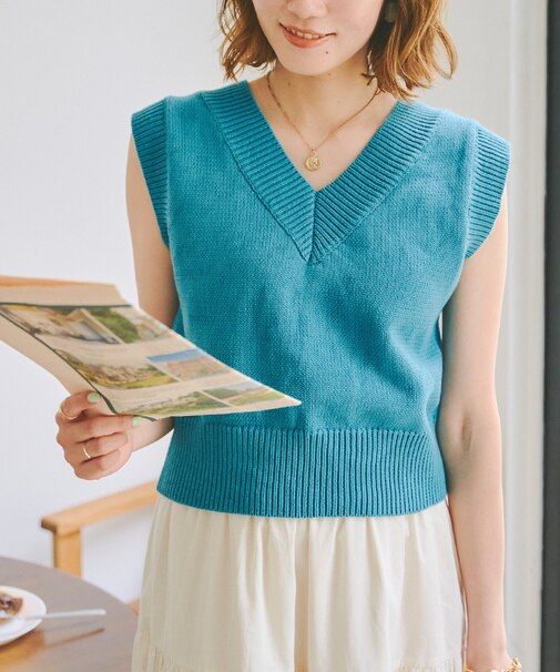 コンパクトVネックニットトップス