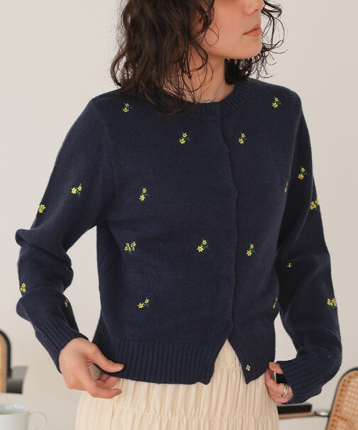 アルパカタッチフラワー刺繍カーディガン