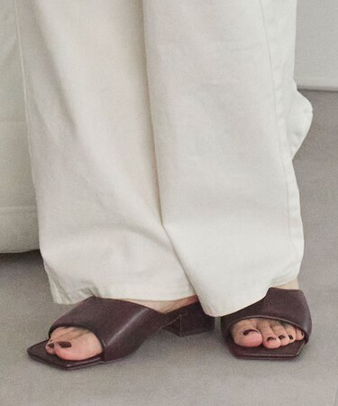 スクエアトゥパデットサンダル