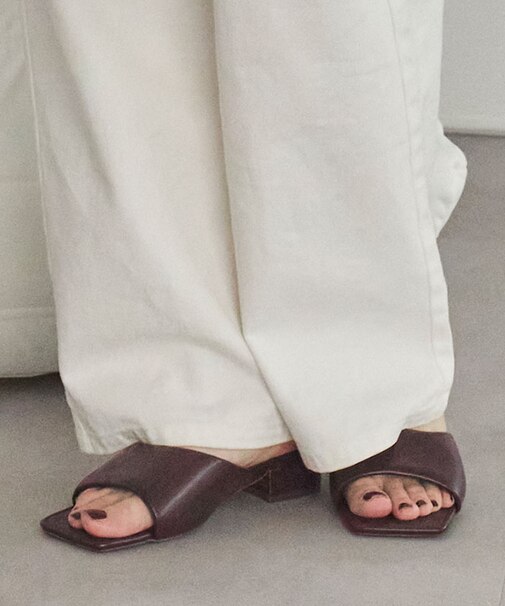 スクエアトゥパデットサンダル