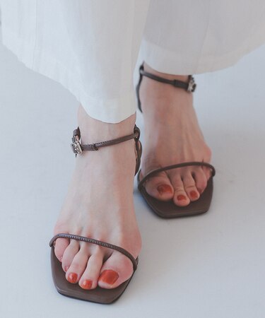 スクエアトゥストラップサンダル