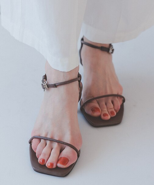 スクエアトゥストラップサンダル
