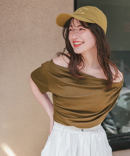 オフショルダーハーフスリーブTシャツ