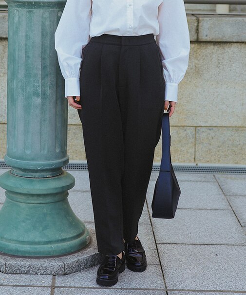 ストレッチ美脚テーパードタックパンツ