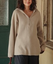 ハーフジップ付きフーディーニット