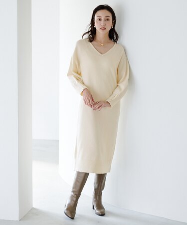 Vネックゴールド釦ニットワンピース
