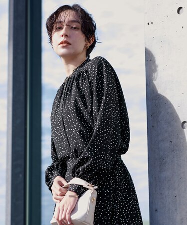 ランダムドットバンドカラーボリュームスリーブブラウス