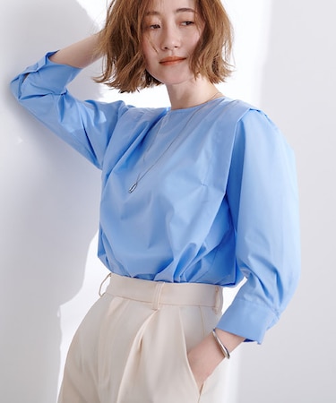 タックデザインクルーネックブラウス