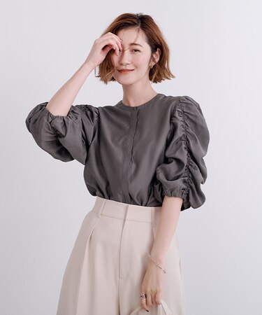 シャーリングデザインスリーブバンドカラーブラウス