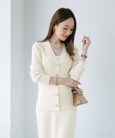 ゴールド釦Vネックフィットニットカーディガン