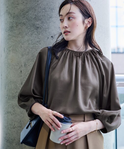 サテンギャザーブラウス